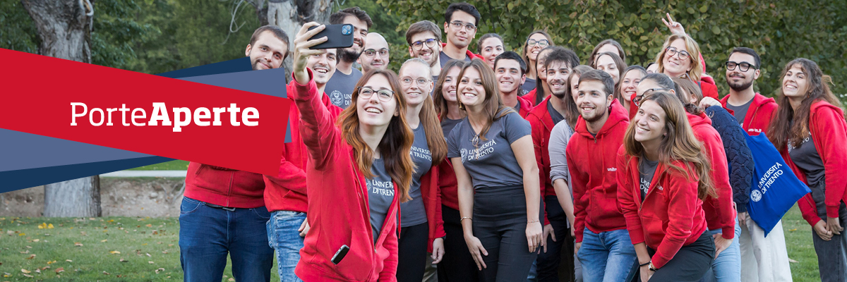 ragazze e ragazzi con magliette rosse e blu sorridenti che fanno un selfie di gruppo