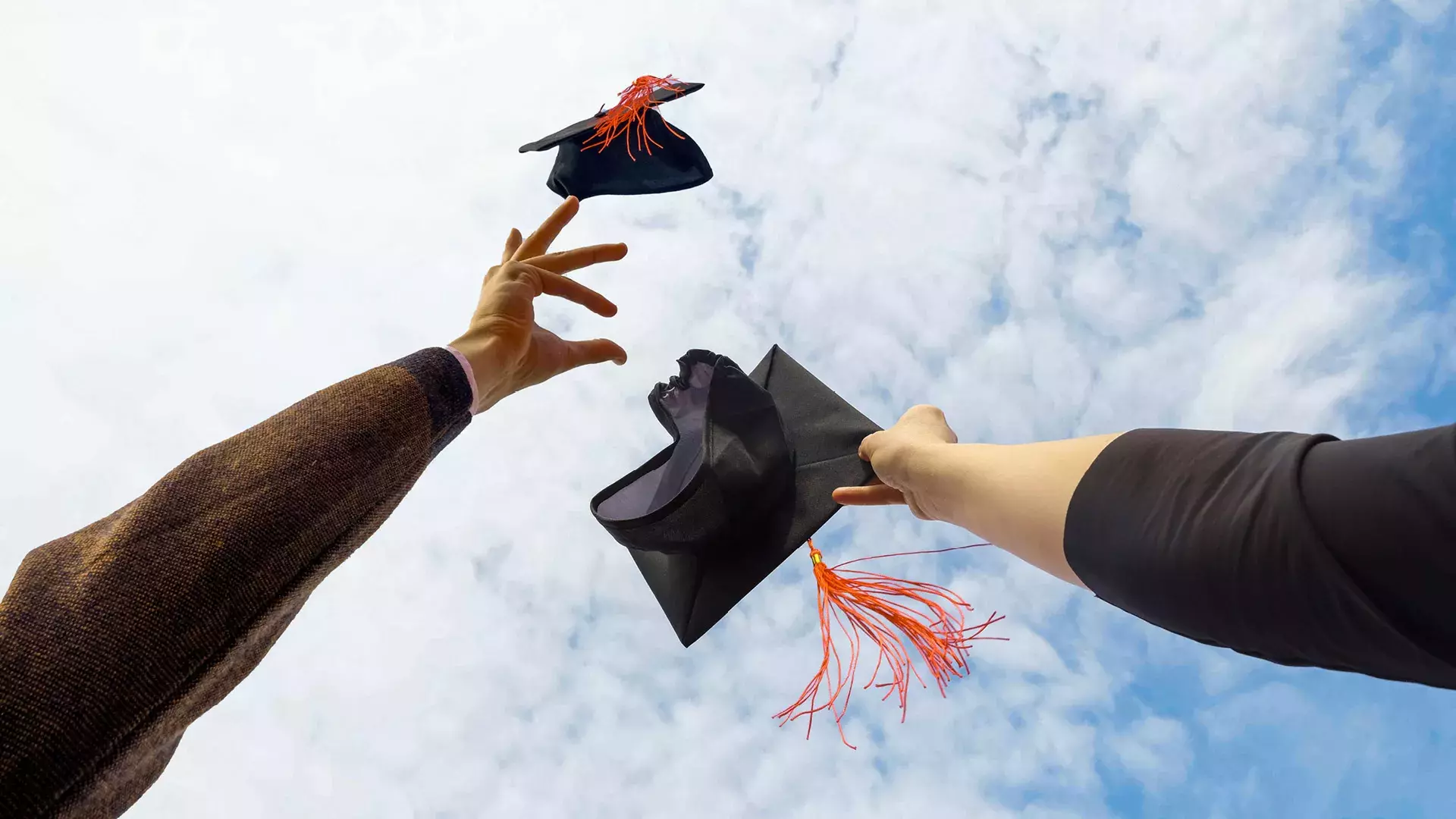 Braccia verso il cielo e due tocchi di laurea