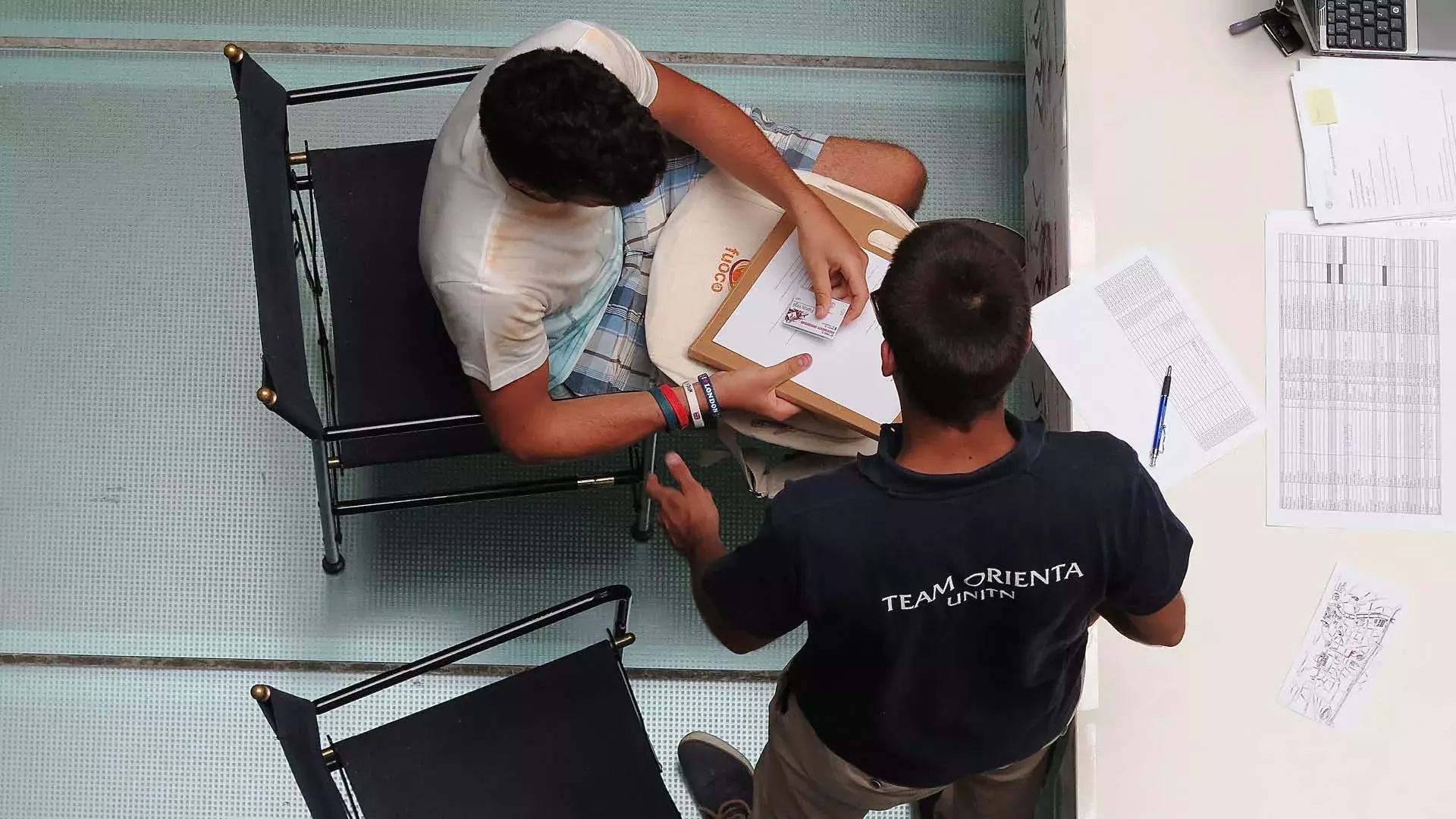 due persone viste dall'alto, studente orientatore