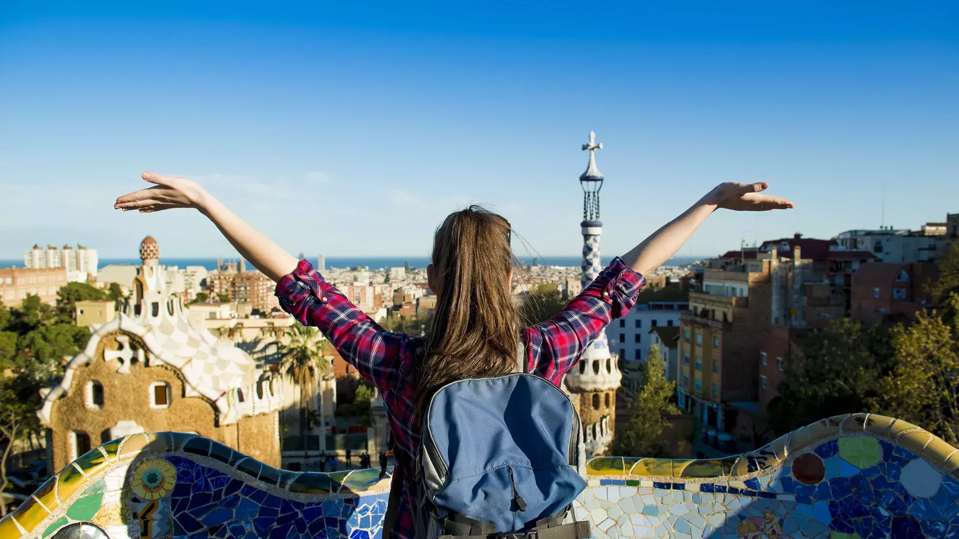 ragazza di schiena al Parc Güell Barcellona