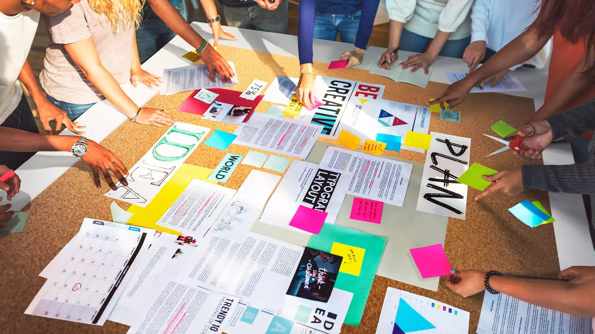 Persone che collaborano intorno a un tavolo