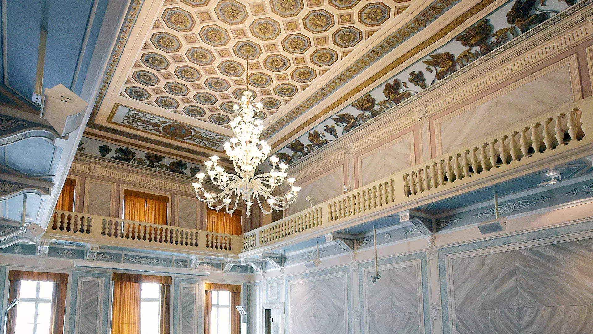 interni, decorazioni soffitto, lampadario Palazzo Piomarta