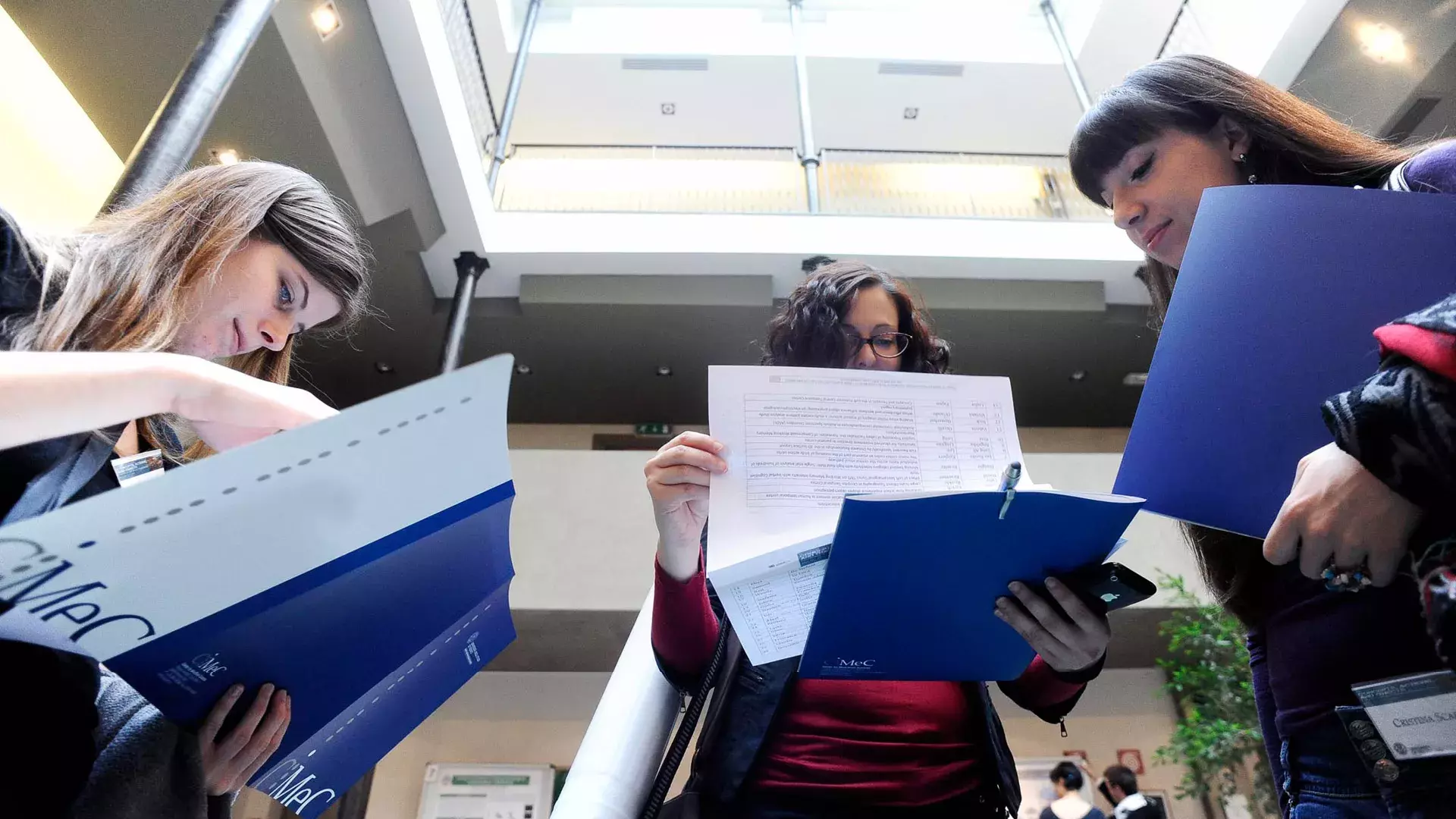 persone con documenti e cartellette