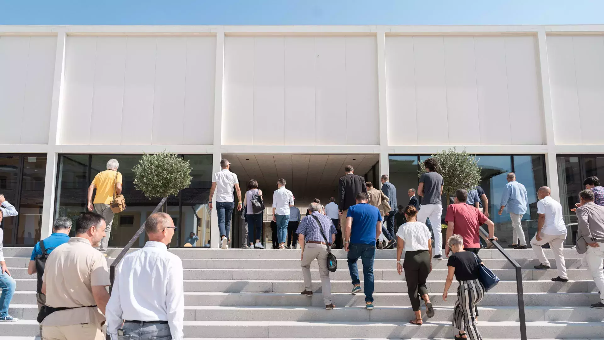 persone di spalle, scale, esterno edificio dedicato alla ricerca, Rovereto
