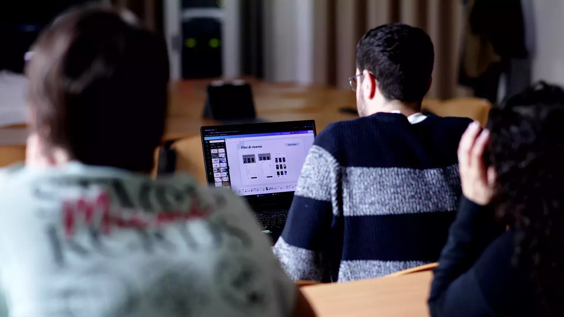 studenti di spalle in aula