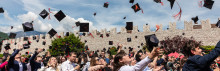 Laureati e laureate che lanciano il tocco di laurea - Piazza Fiera, Trento