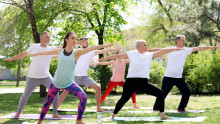 Gruppo che pratica yoga in un parco