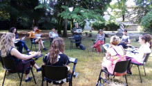 Partecipanti sedute in cerchio in giardino per rompere il ghiaccio