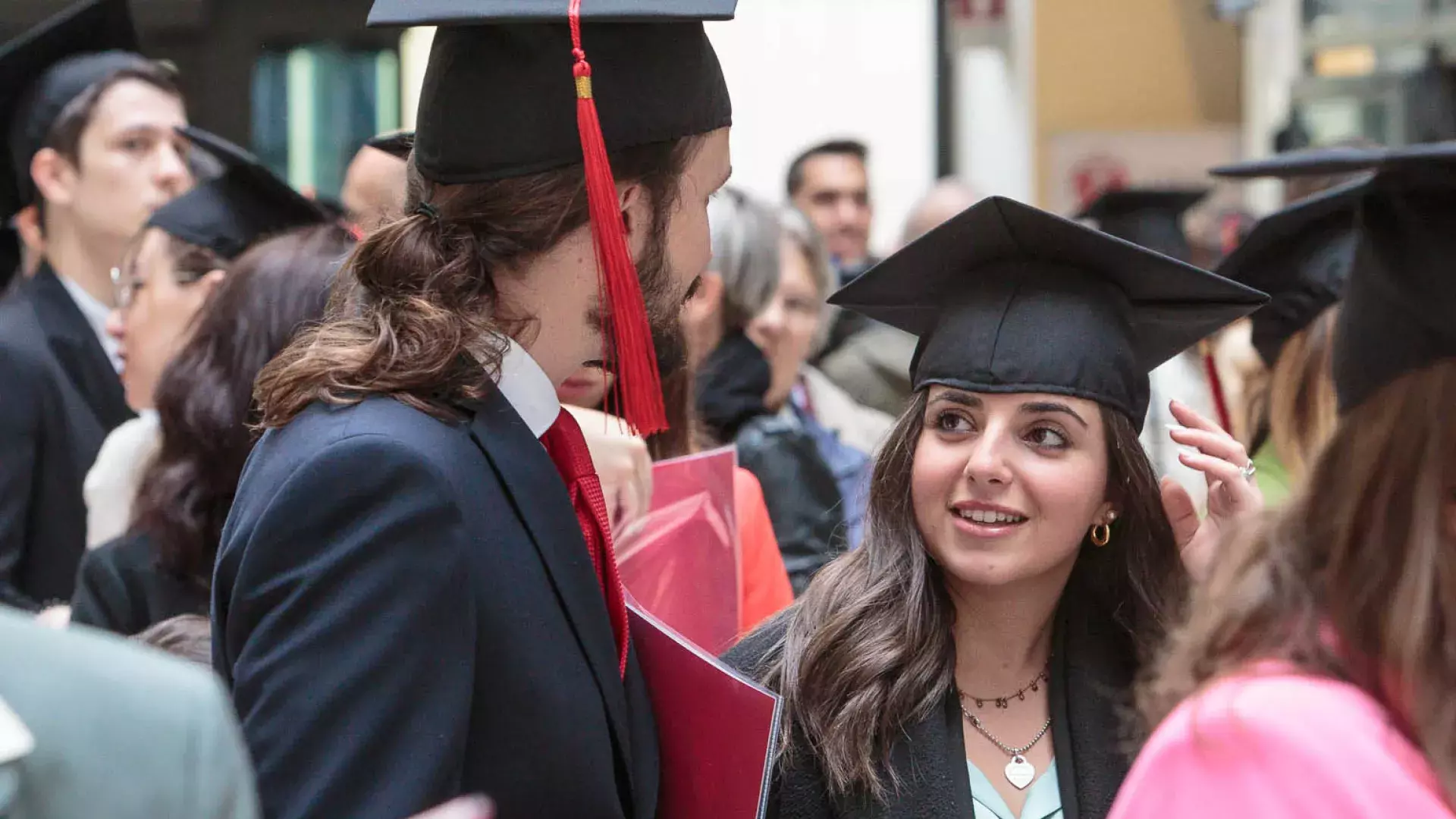 Laureati con tocco di laurea
