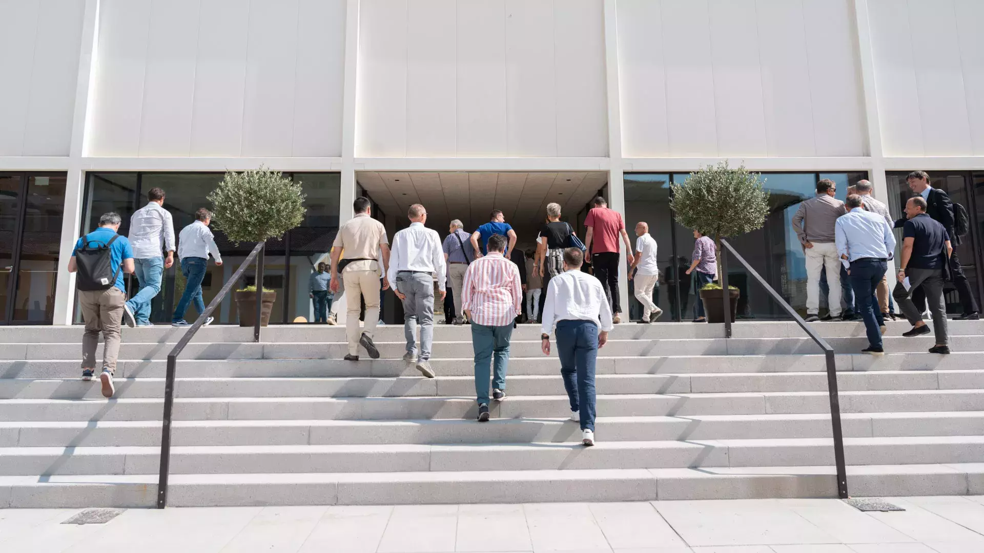 persone di spalle, scale, esterno edificio dedicato alla ricerca, Rovereto