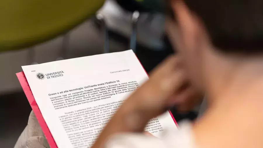 Ragazzo seduto che legge un documento