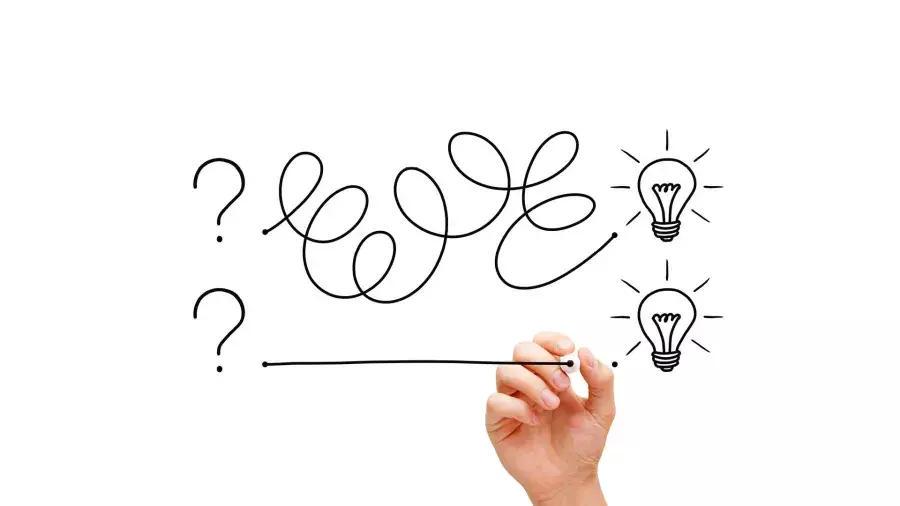 Mano che traccia una linea retta tra incognita e lampadina intesa come idea