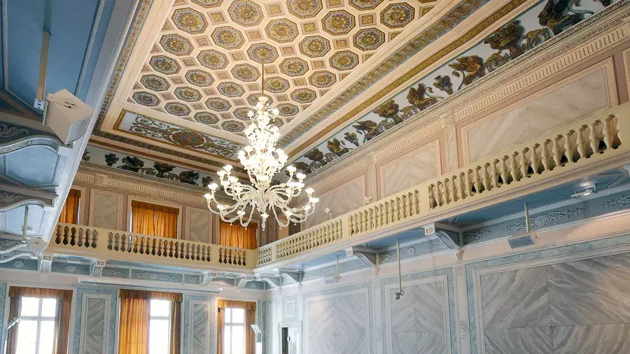 interni, decorazioni soffitto, lampadario Palazzo Piomarta