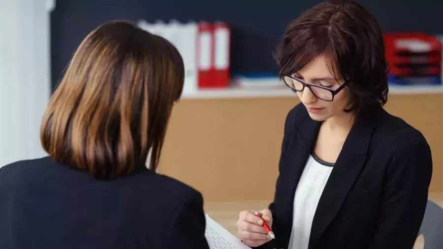 Colloquio tra due donne sedute in un ufficio