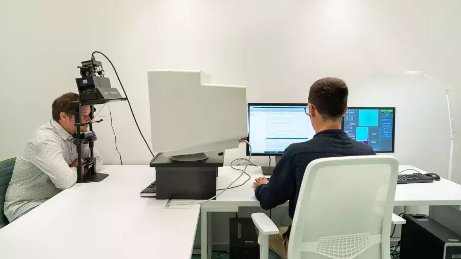 due ricercatori, PC e macchinari laboratori Rovereto